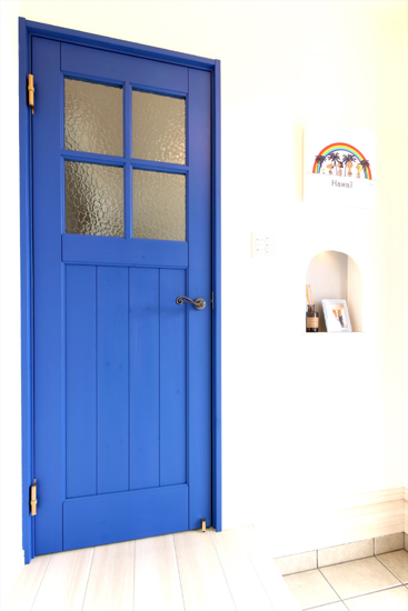 ネイビーブルーのリビングドア