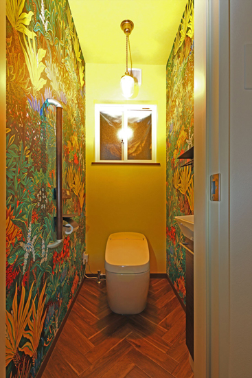これぞ力作　“熱帯雨林のトイレ”