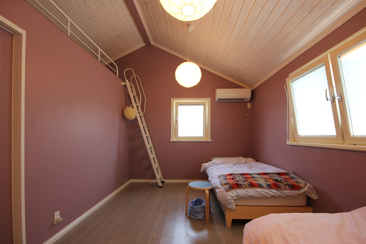 山小屋風の寝室