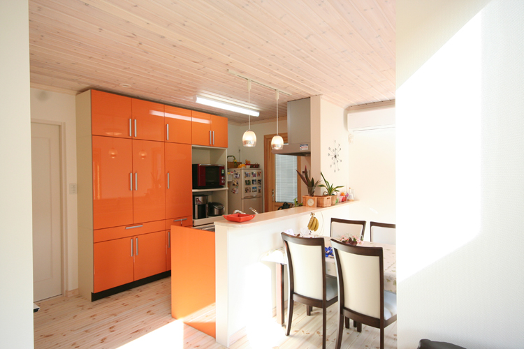 鮮やかなオレンジ色のキッチン