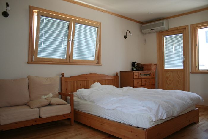 使い勝手と無垢の雰囲気を兼ね備えた寝室