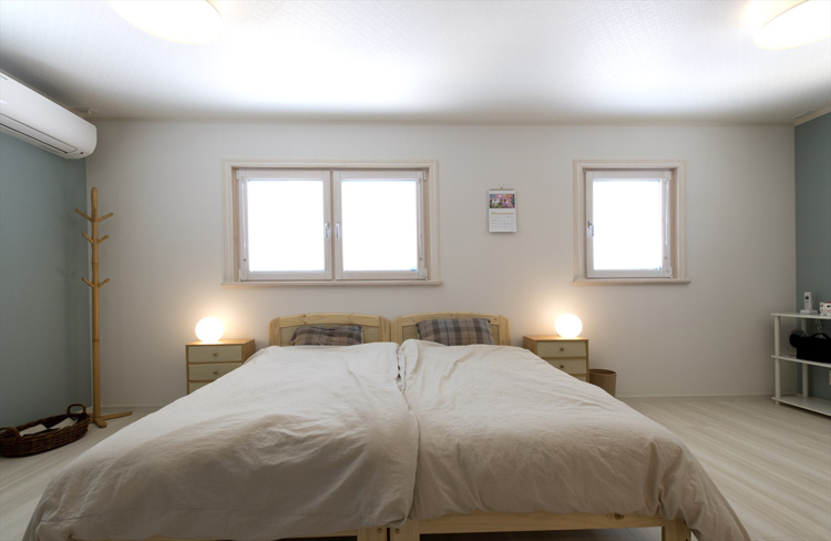 淡い色で統一した寝室